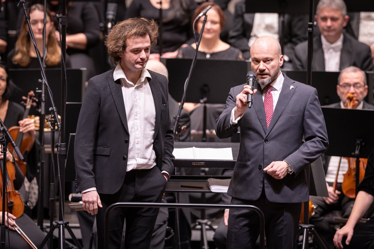 Skladba Jiřího Trtíka byla další z řady objednávek nových děl JFO. Zhudebněný text sv. Františka z Assisi využívá všechny možnosti orchestru i sboru a přináší hudbu, která je neuvěřitelně vstřícná. Skvělý doplněk k vánoční Rybově mši! 🙌 #hudba #JFO