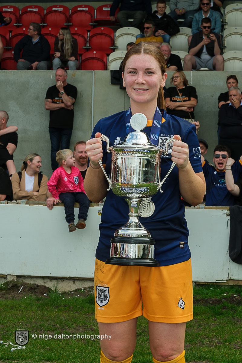 HullCityLFC's tweet photo. #HCLAdvent 1️⃣8️⃣

It's also Chloe’s birthday today!

We hope you have a good day @chloe_copsey 🎉

#HearUsRoar https://t.co/g4ss39ntyh