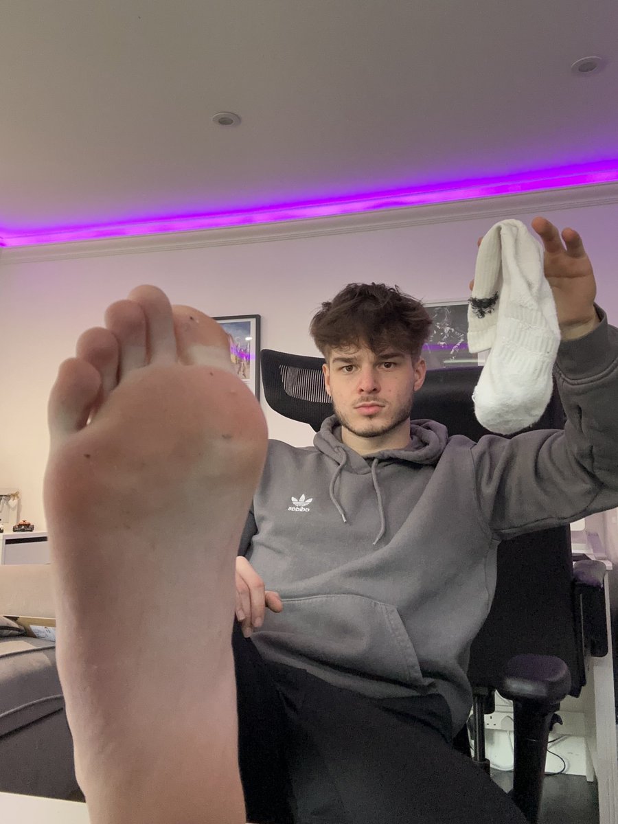Dangling these over you whilst you’re on your knees for me 😂🫵