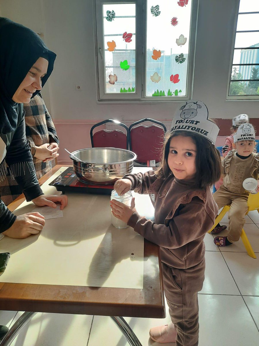 GelenerIlkokulu's tweet photo. #Bigep kapsamında yoğurt mayalama etkinliği🥛🍶
Anasınıfı öğrencilerimiz keyifle yedikleri yoğurdun üretilme süreçlerini öğrendiler. Anneler pişirdi minik şeflerimiz mayaladı.🧑🏼‍🍳🎉@farbayat @ASultanoglu63 @nilgunmujdeci @hasansildak @mserkansahin @HaliliyeMem @sanliurfammem63 https://t.co/l5iYxHA2mZ
