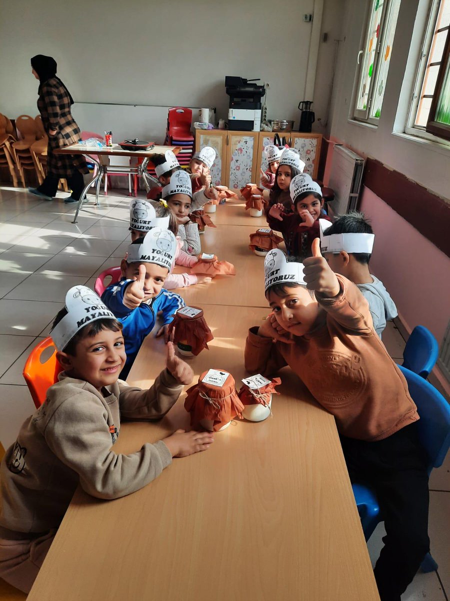 GelenerIlkokulu's tweet photo. #Bigep kapsamında yoğurt mayalama etkinliği🥛🍶
Anasınıfı öğrencilerimiz keyifle yedikleri yoğurdun üretilme süreçlerini öğrendiler. Anneler pişirdi minik şeflerimiz mayaladı.🧑🏼‍🍳🎉@farbayat @ASultanoglu63 @nilgunmujdeci @hasansildak @mserkansahin @HaliliyeMem @sanliurfammem63 https://t.co/l5iYxHA2mZ