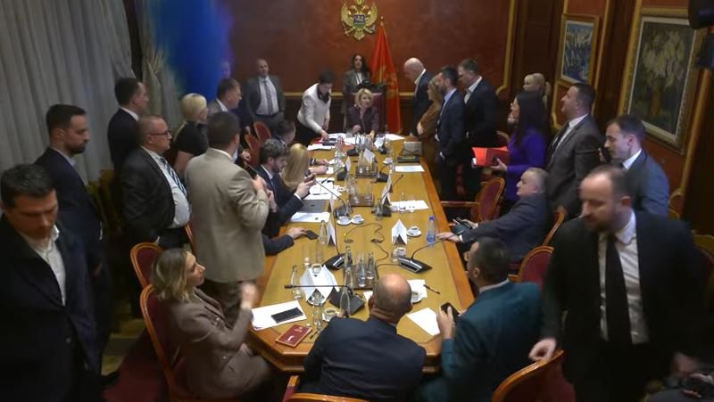 CGOCCE's tweet photo. ⚠️ #CGO ocjenuje da je predsjednica Ustavnog suda, Snežana Armenko, dozvolila da bude instrumentalizovana zarad političkih interesa vladajuće većine i tom prilikom  prekšila niz imperativnih propisa, pa i sam Ustav. U demokratskom društvu, čak i ukoliko nije svjesno u ovom učestvovala, ona bi sada sama odstupila ili bila razriješena funkcije predsjednice i sutkinje Ustavnog suda.

➡️ Pravnici nerijetko imaju različite stavove. Međutim, CGO je na nespornoj poziciji da uzimanje prava u ruke, onda kada se kroz postojeći ustavni i zakonodavni okvir i posredstvom nadležnih institucija ne može za neki stav dobiti većina, predstavlja najopasnije gaženje principa vladavine prava.

🔗:https://t.co/ncgmkY1IJ5