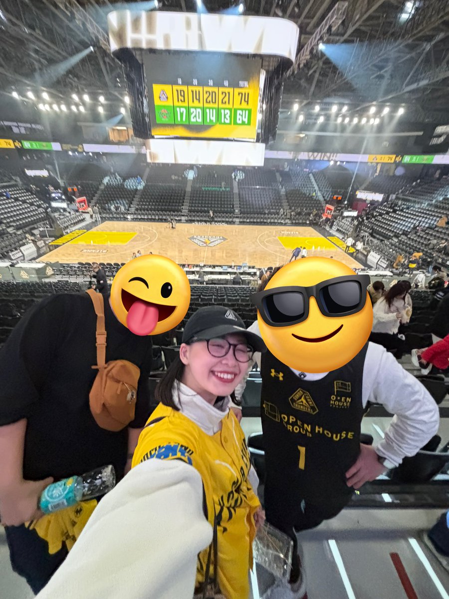dnc_mochi's tweet photo. Thunders win‼︎🏆🙌
記念すべき100勝目‼︎

100勝の中の数試合を間近で、そしてファミリーとして応援できたことを心から誇りに思います😌

勝って勝って勝ちまくる!
ほんとにこれに尽きると思うので、
まだまだここからー!

この勢いで今シーズンこそ
CS出場！優勝！✨

（写真は先日お友達と🤭） https://t.co/WyzVDpqqdQ