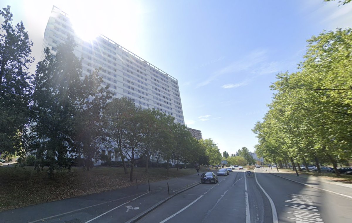 Thomas Girard (@thomasgirardpro) on Twitter photo 🔴#NANTES. Une personne meurt après une défenestration. Elle aurait chuté depuis l'un des 16 étages d’un immeuble. Le drame s’est déroulé en fin de matinée, à proximité du centre commercial Beaulieu, sur l’île de Nantes. 🔴#NANTES. Une personne meurt après une défenestration. Elle aurait chuté depuis l'un des 16 étages d’un immeuble. Le drame s’est déroulé en fin de matinée, à proximité du centre commercial Beaulieu, sur l’île de Nantes.