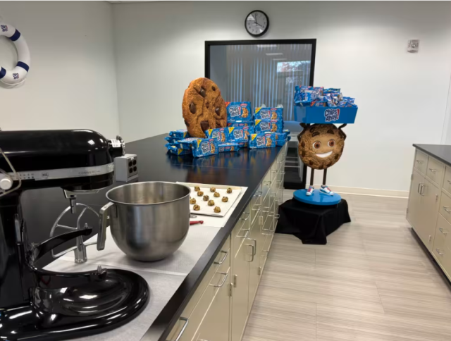 gmpachame's tweet photo. Mondelēz International is tapping into the power of AI to refresh our favorite treats! From recipe tweaks to entirely new iterations, AI is speeding up the development process and making snack innovation faster than ever. #TeamMDLZ https://t.co/WfOT4oHRs4 https://t.co/ASpwPZRsee