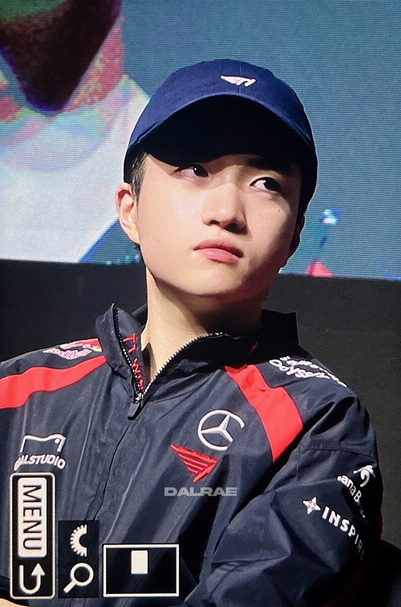T1keriapics's tweet photo. DAMN!! HE LOOKS SO FINE!! MY KERIA IS NOT BABY TODAY!! HE FCKING HANDSOME AS IN THE FACE CARD!! https://t.co/EPAjdtJbkX