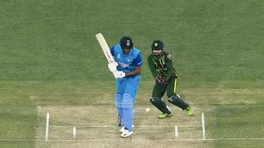 thinking_virus's tweet photo. Forever going to remain the most favourite  moment.  Happy retirement @ashwinravi99

#Ashwin https://t.co/lykxD4wvJI