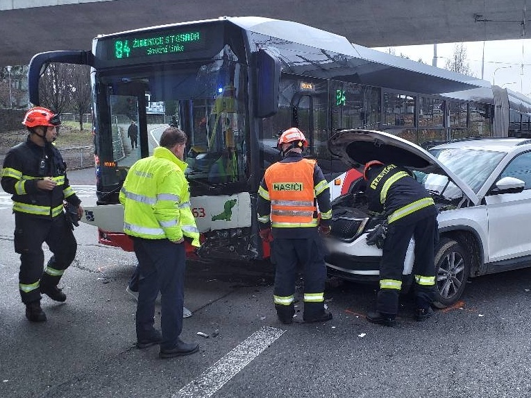BrnenskyDenik's tweet photo. #Nehoda autobusu (#foto: @hzsjhm) brněnské #MHD v #KrPole
👇
https://t.co/XO5lwhpLN0 https://t.co/orlZjWmqqI