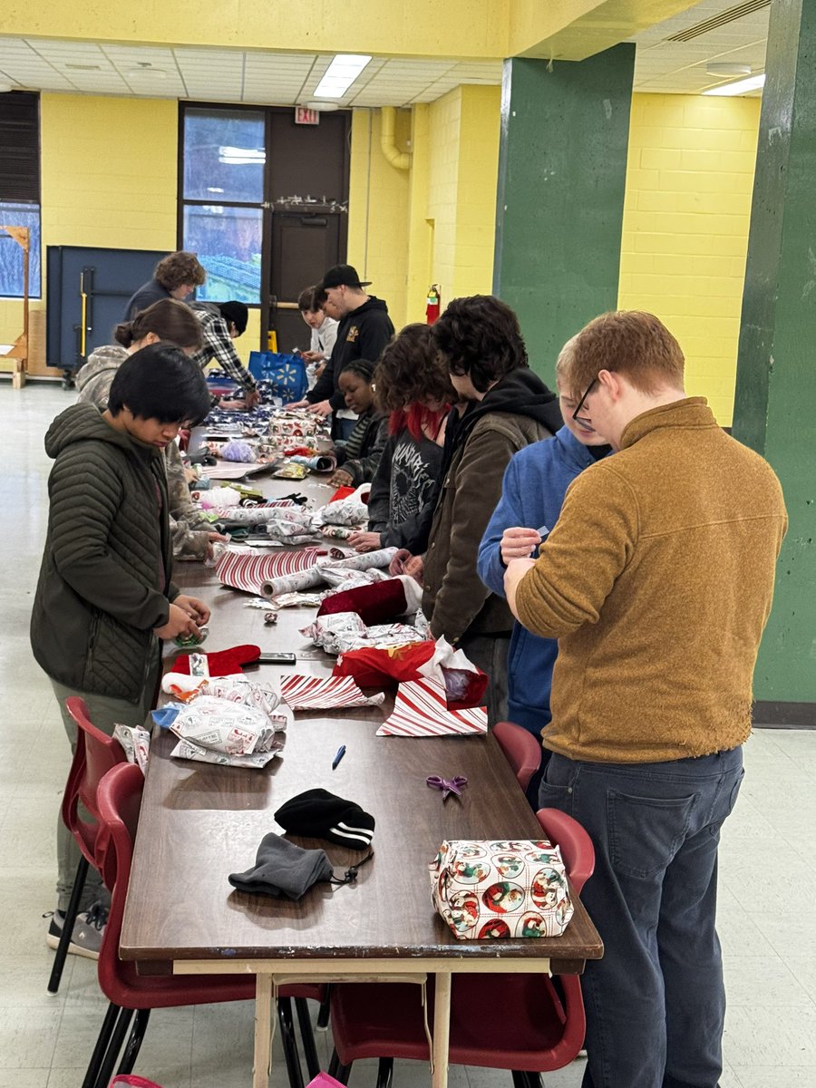 Simonds_HS's tweet image. 🙌 to our World Issues, International Citizenship and Civics classes for spreading holiday cheer to our friends at First Steps, Outflow Ministries, Beacon Cove and Hestia House this holiday season. #tistheseason #highschool #Seabees