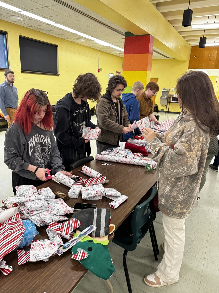 Simonds_HS's tweet image. 🙌 to our World Issues, International Citizenship and Civics classes for spreading holiday cheer to our friends at First Steps, Outflow Ministries, Beacon Cove and Hestia House this holiday season. #tistheseason #highschool #Seabees