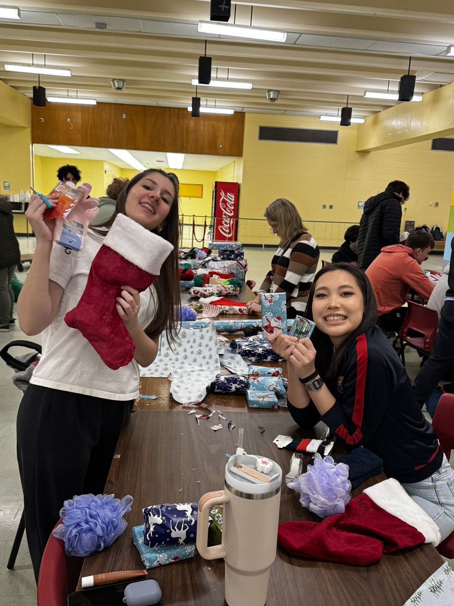 Simonds_HS's tweet image. 🙌 to our World Issues, International Citizenship and Civics classes for spreading holiday cheer to our friends at First Steps, Outflow Ministries, Beacon Cove and Hestia House this holiday season. #tistheseason #highschool #Seabees