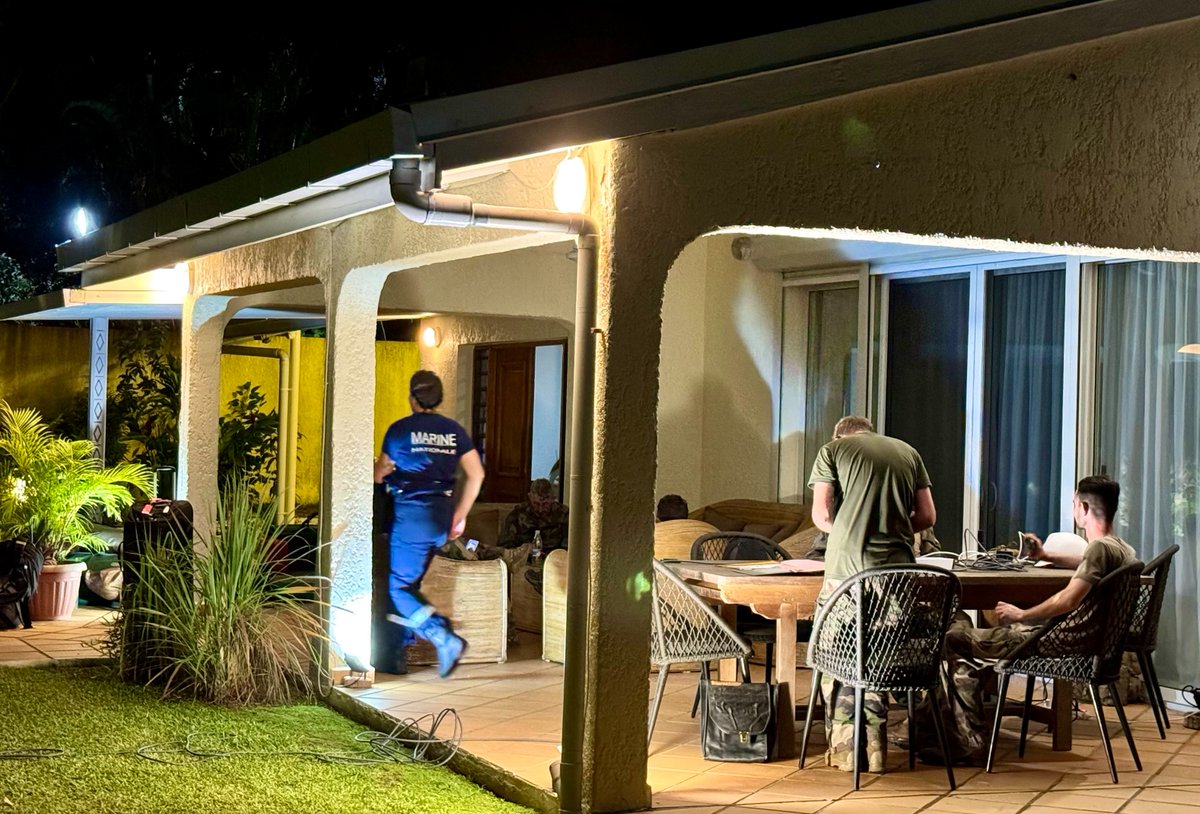 🇫🇷🇻🇺 #Séisme Nous n'avons plus d'ambassade mais ce soir, avec une dizaine de militaires, nous préparons la résidence : connexion satellitaire, eau, électricité, lits de camps, etc. Nous sommes de nouveau opérationnels, et prêts à aider nos concitoyens et nos amis vanuatais.