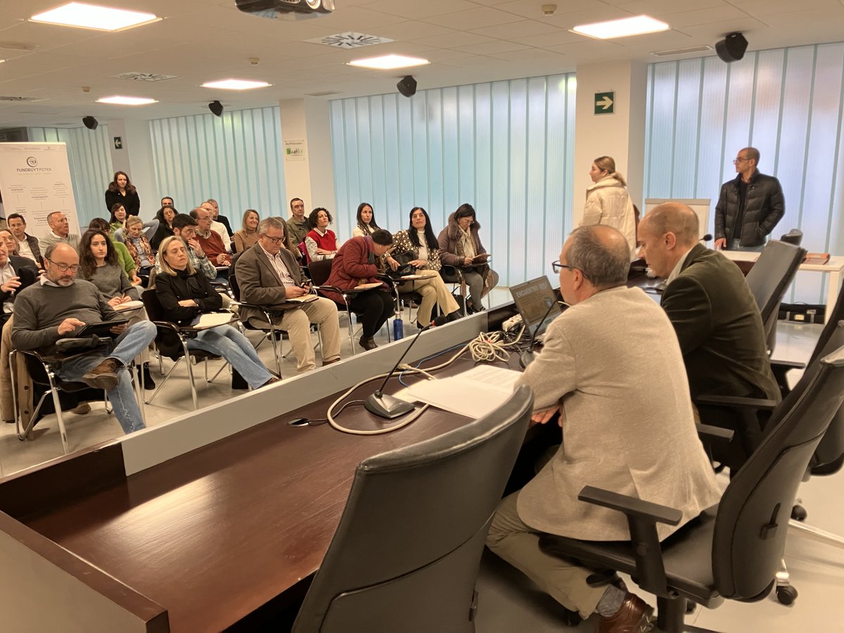 FundecytPCTEX's tweet photo. Hoy en @FundecytPCTEX #Badajoz, @JavierFraMor72 (@educacionEXT) ha presentado a empresas, investigadores, entorno académico y sociedad las Plataformas Colaborativas #RIS3Extremadura. 

Un paso importante para consensuar el próximo Plan Regional de I+D+i:

https://t.co/xkluUFdg8x https://t.co/1JSSDu5THX
