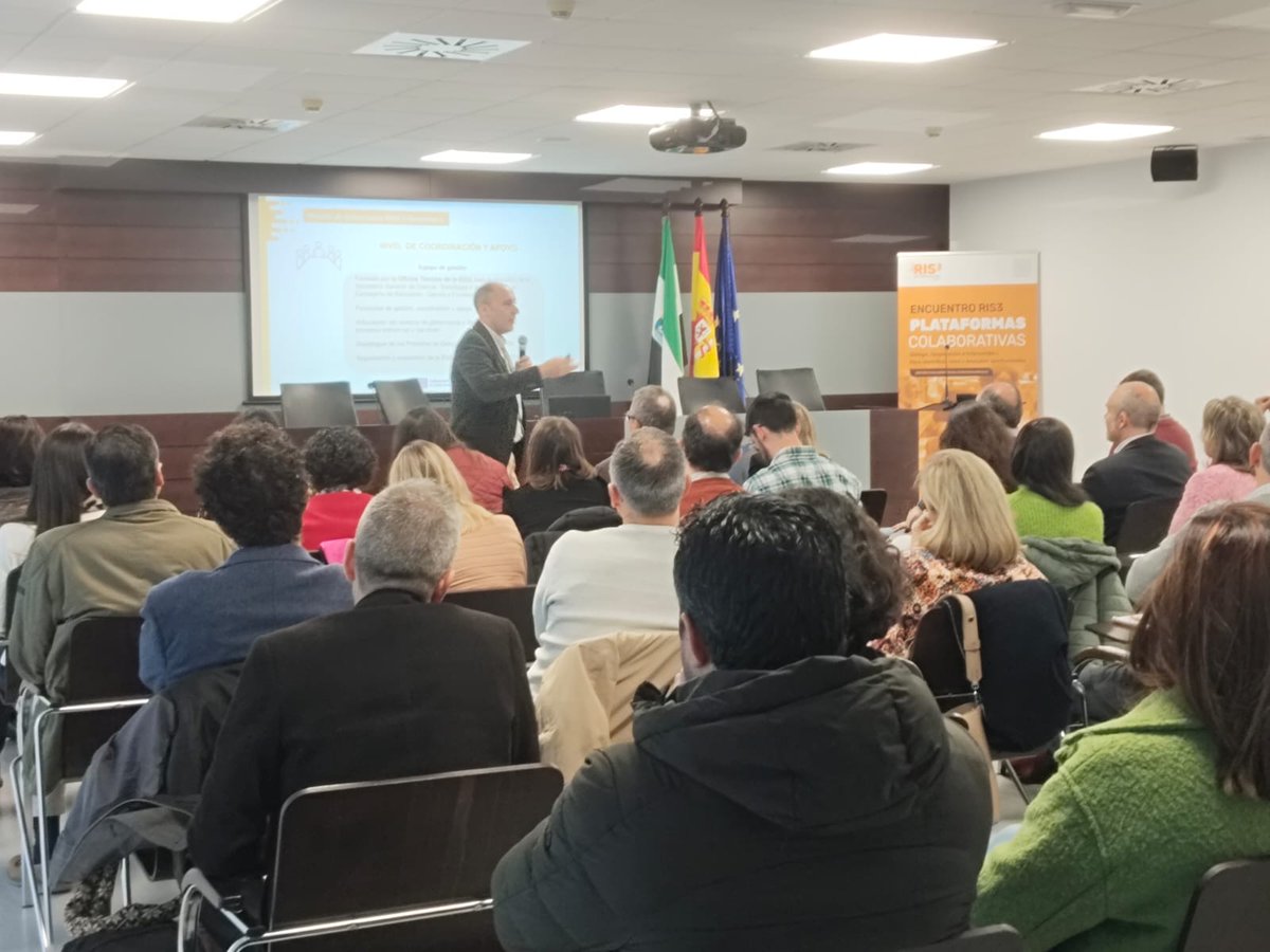 FundecytPCTEX's tweet photo. Hoy en @FundecytPCTEX #Badajoz, @JavierFraMor72 (@educacionEXT) ha presentado a empresas, investigadores, entorno académico y sociedad las Plataformas Colaborativas #RIS3Extremadura. 

Un paso importante para consensuar el próximo Plan Regional de I+D+i:

https://t.co/xkluUFdg8x https://t.co/1JSSDu5THX