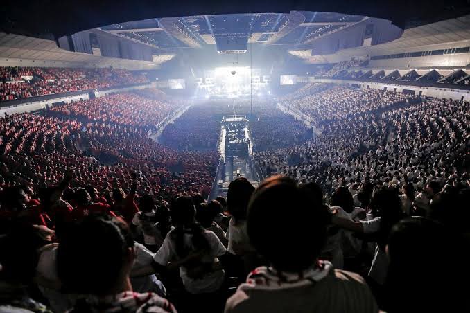 kazudayo51's tweet photo. UVERworld12月20日横浜アリーナ公演にて7年振りの男祭りvs女祭り開催！
センターで男性と女性を分け男性は紅色、女性は白色のTシャツを着て参戦が恒例。
今回異例の発表で『妥協したものを届けたくない為Tシャツ発売しない』の声明。
そして粋な文で涙腺が緩んだ。ファンを一番に考える彼等らしいな https://t.co/VCi5njEMMk