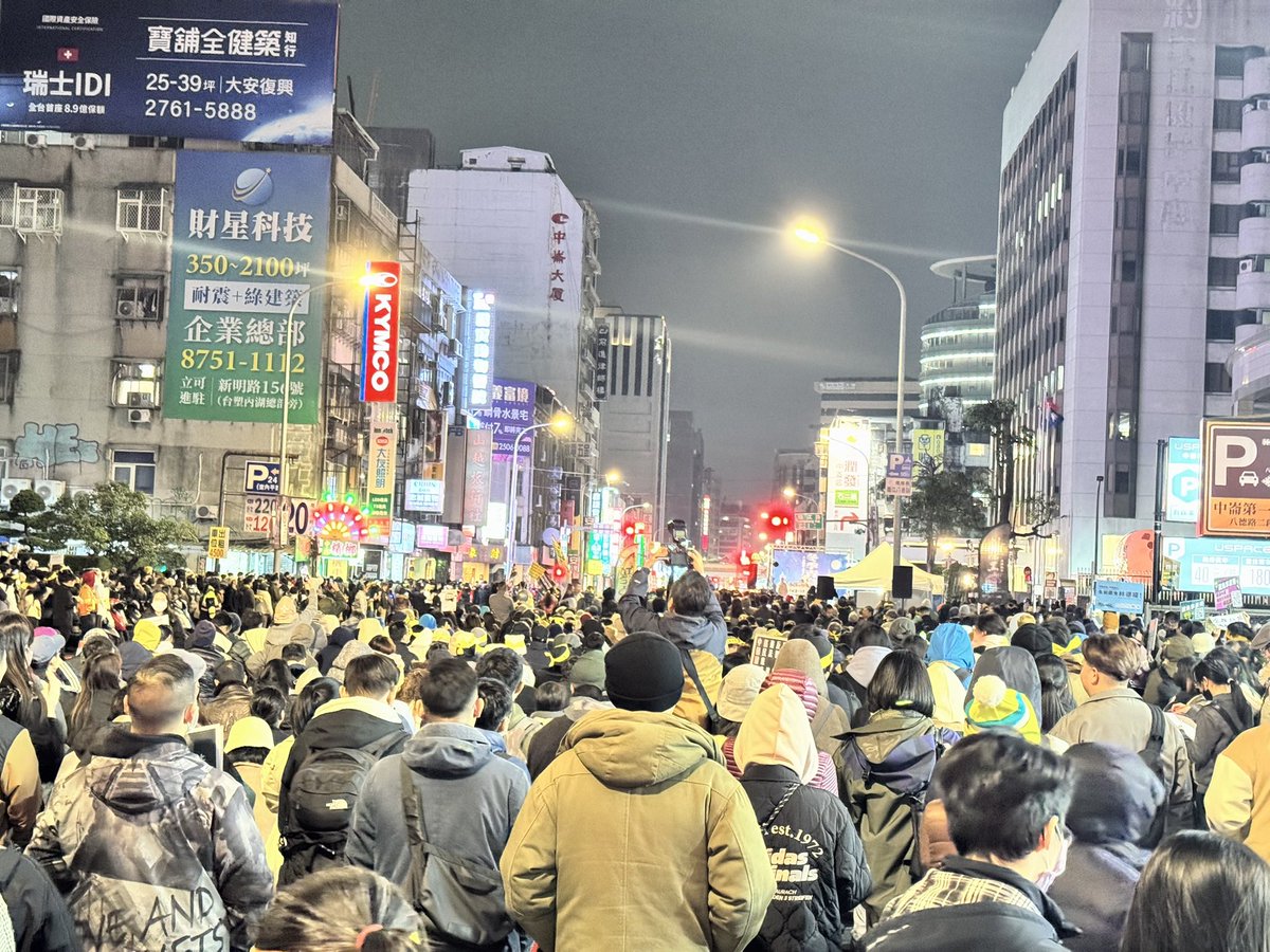 b17673146's tweet photo. 人民合法集會抗議的現場，中國國民黨一直在旁邊噪音和言語干擾，試圖壓制群眾的聲音，真的是史上最沒下限的中國國民黨。

#國民黨不倒台灣不會好 
#再晚下班也要趕過來 https://t.co/vnaSWWtFwl