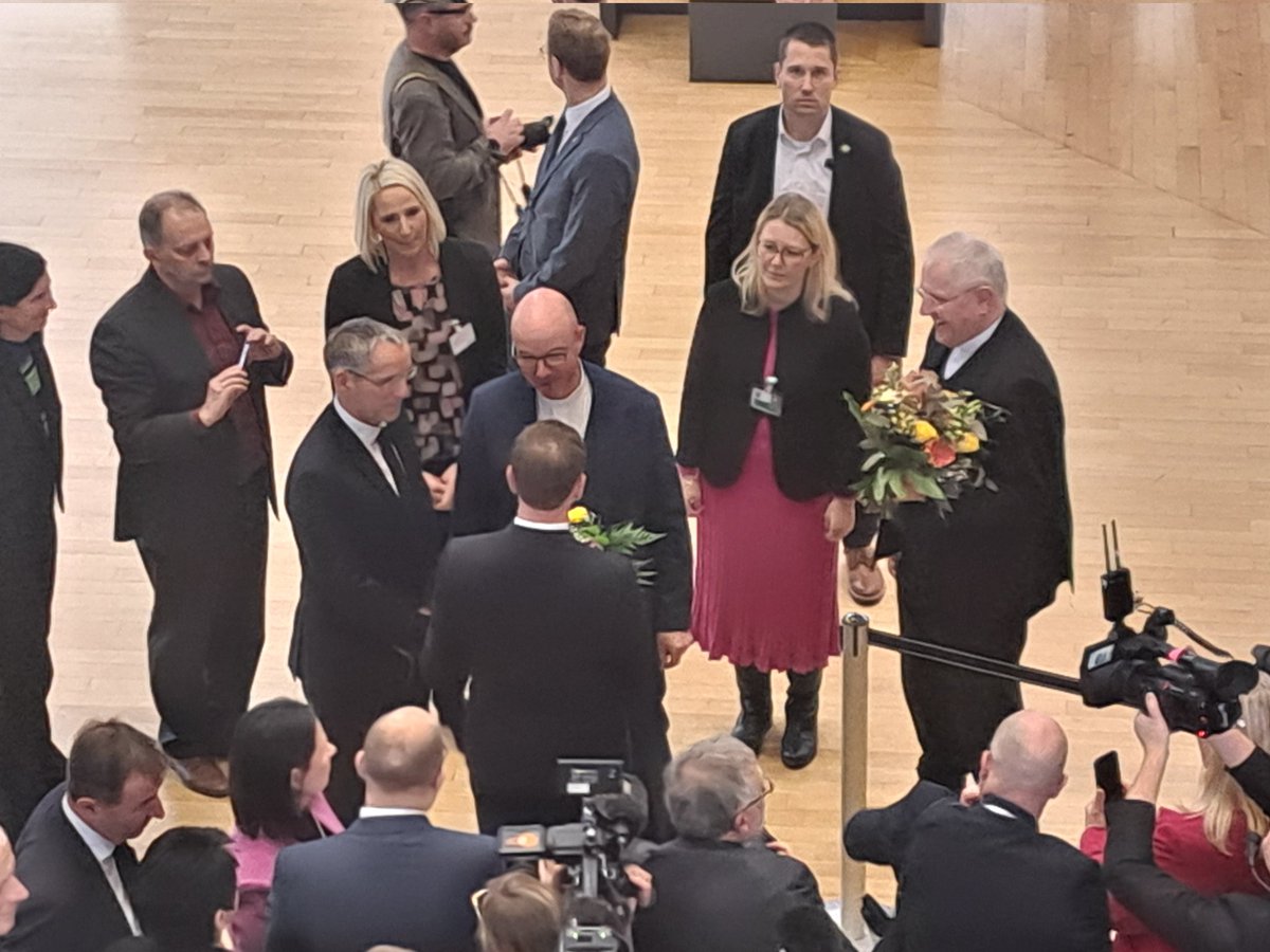 RenaKirchner52's tweet photo. #Sachsens #Bischöfe #Bilz und #Timmerevers gratulieren dem wiedergewählten @MPKretschmer  im Landtag @sax_lt Mehr zur Wahl bei @epd_news @epdOst https://t.co/QbnLfoOolh