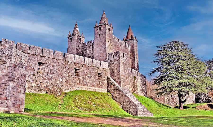 PtTravelGuide's tweet image. When it comes to amazing-looking medieval castles, you won't find one more striking than the Castelo de Santa Maria da Feira in northern Portugal;
portugaltravelguide.com/santa-maria-da…