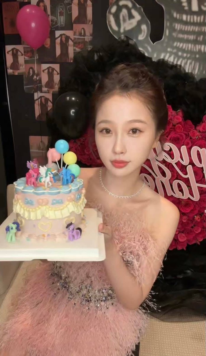 Nokke621119's tweet photo. Happy BrithDay Yu Shuxin เด็กน้อยของฉัน เธอเติบโตขึ้นทุกวัน เธอมีพรสวรรค์และความพยายามฉันไม่แปลกใจที่Xinxinมาถึงจุดนี้ที่มีคนรักมากขึ้นทุกวัน ฉันขอให้เธอสุขภาพดีและได้อยู่กับคนที่เธอรักและก้าวหน้าในอาชีพการงาน ฉันรักXinxin และฉันรักDixinเช่นเดียวกัน
#Esther yu #Yu shuxin
#Dixin https://t.co/CT1Z20eh4z