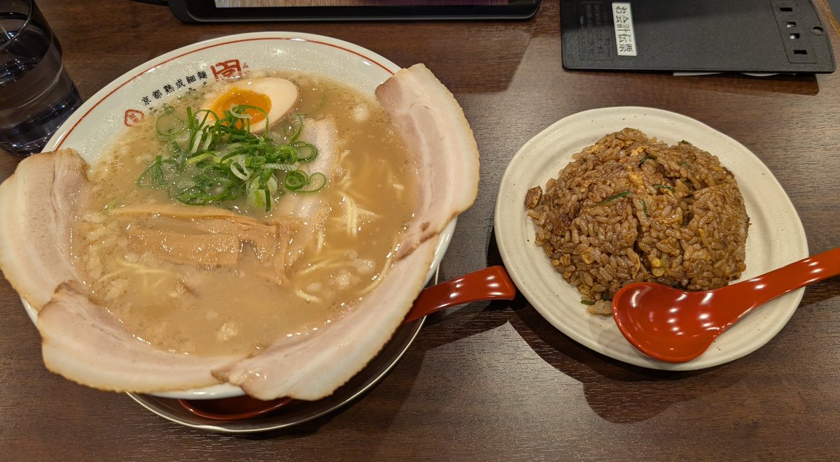 okayama_86's tweet photo. ら〜めん京
特選ちゃあしゅうめん(並)＋焼きめし(小) https://t.co/zBQcWeJnbz
