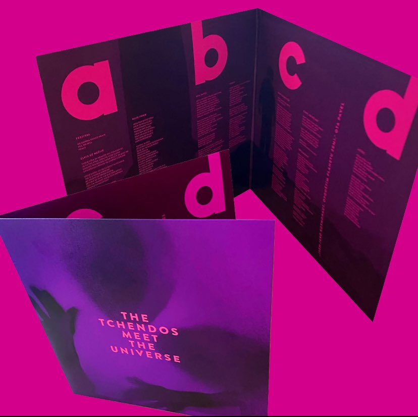 Dámy a pánové, jelikož jsme Čendové, tak nám to chvíli trvalo, ale konečně máme naše nové album The Tchendos Meet The Universe na vinylu a CD.
Do Štědrého dne budou v prodeji jen a pouze u našich přátel v NeverEnough na Jiřáku. Dvojvinyl stojí 900 Kč, CD 350 Kč. Peace! ✌️💃🕺🏼🚀