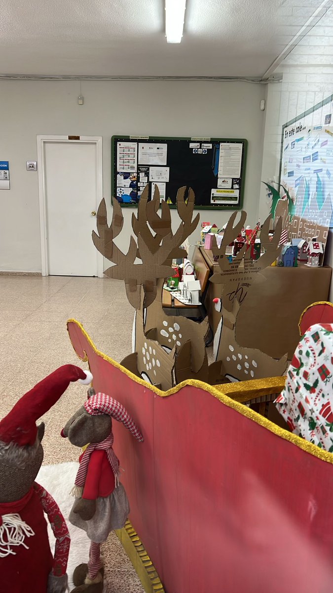 Compartimos con vosotros la gran decoración navideña que adorna el cole, realizada por nuestros escolares. ¡Qué grandes artistas tenemos!