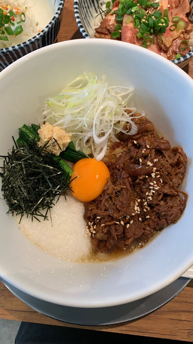 renchin53201748's tweet photo. 麺創房LEO  焼津市

もちふわ麺の牛すき釜玉　1400円
追飯付き
ランチミニ丼(レアチャーシュー丼
250円

今年食べた麺類の中で一番美味しかった。もちもちの平打ち麺にとろろと上品な醤油出汁汁を混ぜて食べたら感動もの。追飯の節が良い仕事している。
食べた後も満足感の余韻が残る。
完成された一杯 https://t.co/Sl545RMUhz