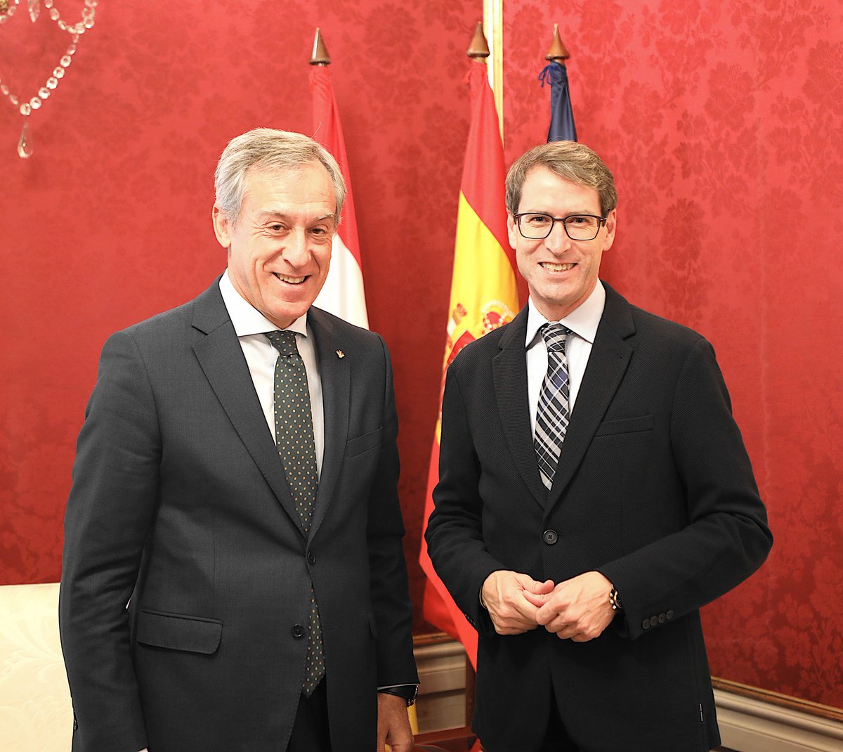 Trasladamos al presidente de La Rioja nuestro compromiso y vocación de servicio con la región💚 #LaBancaQueTúQuieres
▶️eurocajarural.es/institucional/…
<a href="/CapellanGonzalo/">Gonzalo Capellán</a> <a href="/lariojaorg/">Gobierno de La Rioja</a>