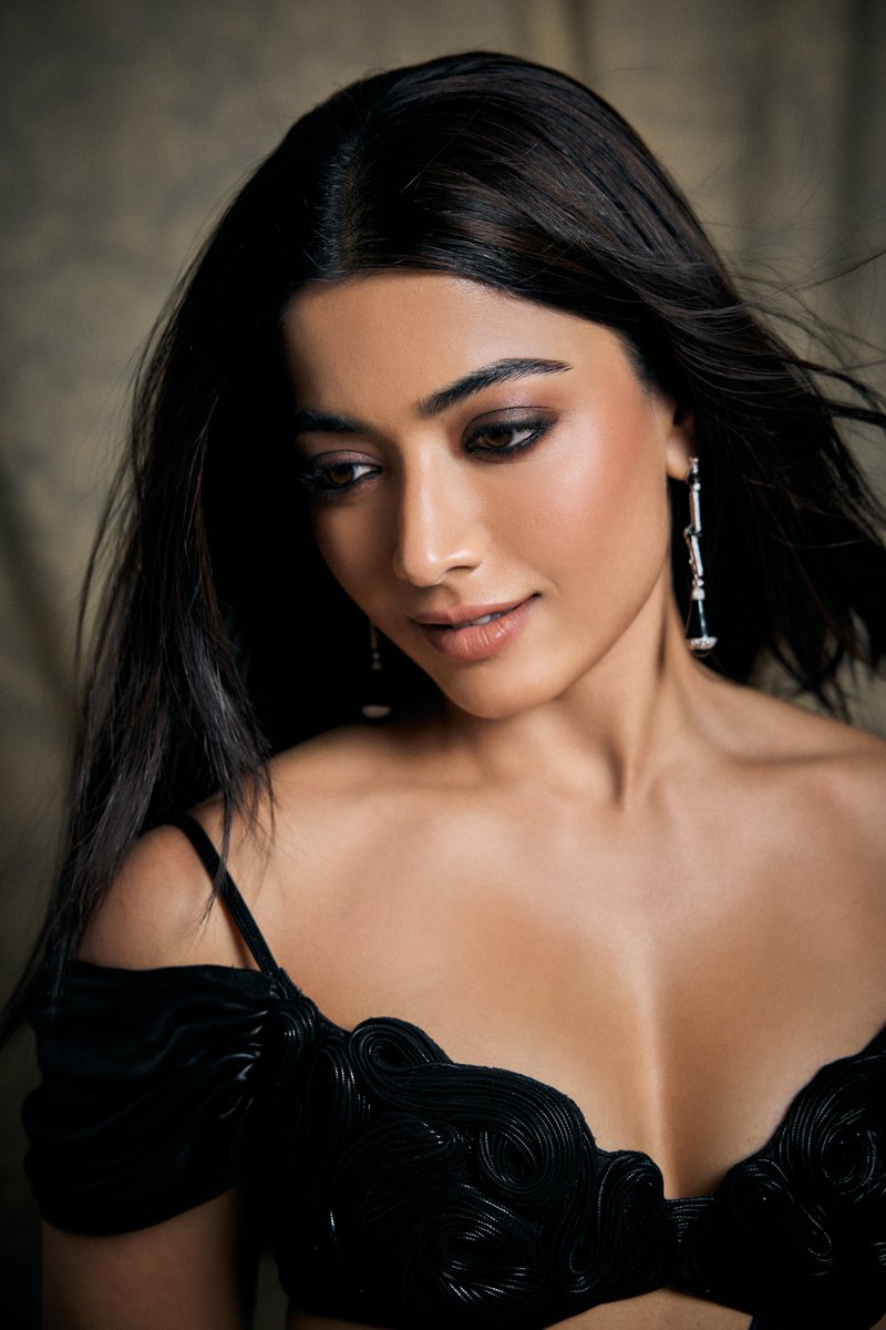 iamRashmika's tweet photo. My heroine moment 🐒
Just going back in time I’d always be fascinated seeing models and actors look so perfect.. and worked really really hard to achieve it. I have - to some extent achieved it (I think🐒) but it’s mostly having to work super duper hard and having the right people work with you to look like a certain way.. and of course there also comes the editing 😄 and really talented people working behind the lenses ❤
Ok I am done now 🙈🐒