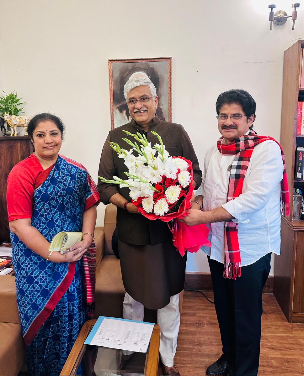 MeeNallamilli's tweet photo. సాంస్కృతిక, పర్యటక శాఖ కేంద్ర మంత్రివర్యులు శ్రీ గజేంద్ర సింగ్ షెకావత్ గారిని కలిసి బిక్కవోలు, గొల్లల మామిడాడలలోని ఆలయాలకు సంబంధించి మౌళిక సదుపాయాలు, వసతులను టెంపుల్ టూరిజం  "ప్రసాద్" స్కీం ద్వారా నిధులు మంజూరు చేసి అభివృద్ధి చేయాలని కోరుతూ వినతిపత్రాలను అందించడం జరిగింది https://t.co/0SPi3SxmiD