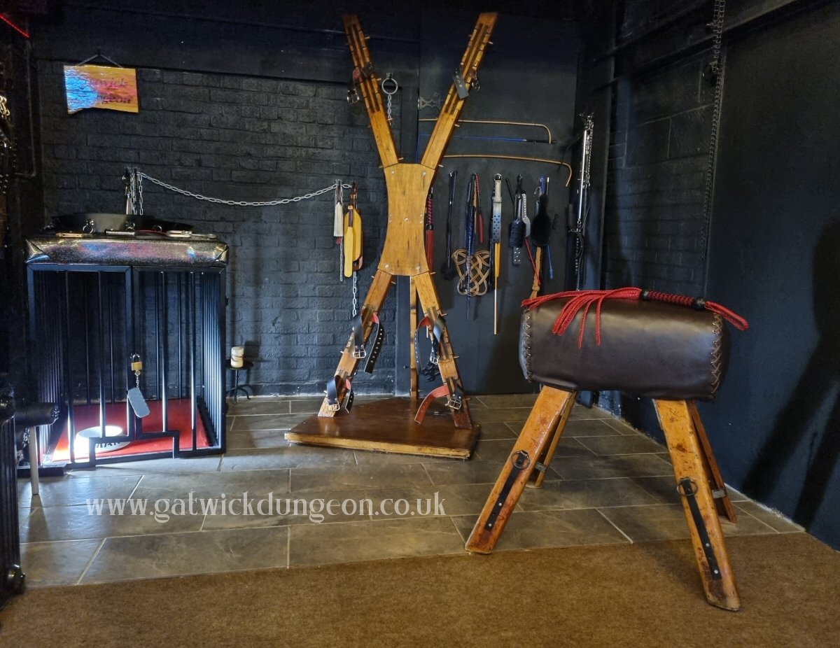 GatwickDungeon's tweet photo. Escape the pre-Christmas stresses for a few hours with a trip to the Gatwick Dungeon!  ⛄️  https://t.co/kOFY4VTMv4 

#gatwickdungeon #adultfun #privatehire #booknow https://t.co/DouEoDEiwt