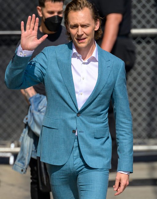 MilicaPloca's tweet photo. So tight, too tight pants... Because that's not a guy, that's a temptation. 😳😜😂
#TomHiddleston at 'Jimmy Kimmel Live', LA, California, 2022. 👋🤟 https://t.co/SpNFUg9J3v