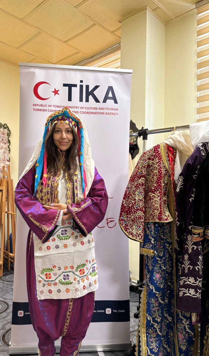 Tika_Turkiye's tweet photo. 🇹🇷🇷🇴#Romanya’daki Türk ve Tatar soydaşlarımız geleneklerini #TİKA ile yaşatıyor

📌Soydaşlarımızın kültürel değerlerini yaşatmak ve gelecek nesillere aktarmak amacıyla, Romanya Demokrat Türk Birliği ve Romanya Müslüman Tatar Türklerinin Demokrat Birliği çatısı altındaki halk oyunları ekiplerine geleneksel folklor kıyafetleri temin edildi.

🔗https://t.co/daONFZ60XQ