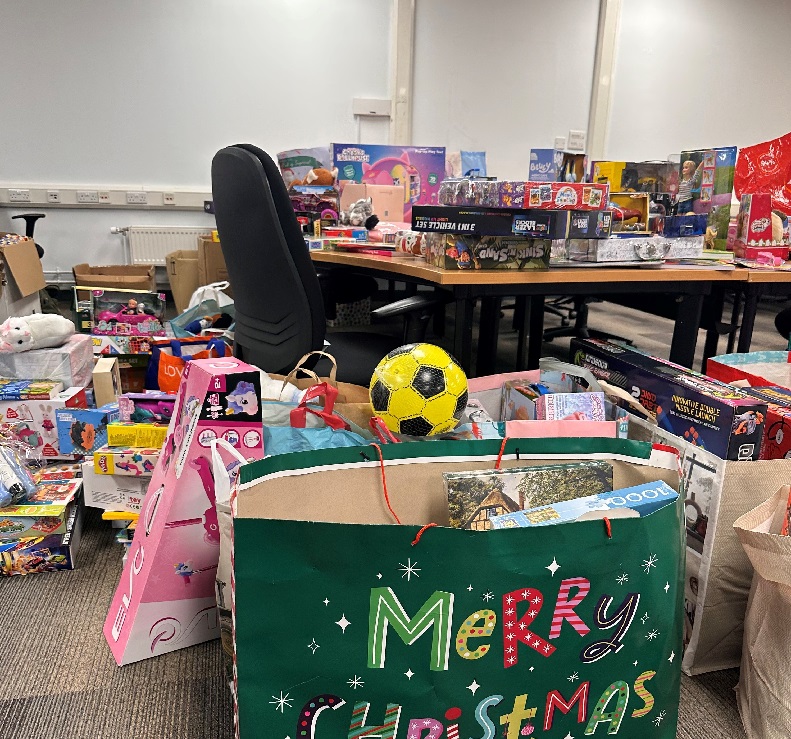 CongletonTown's tweet photo. ๐โจ Thank you, Congleton โจ๐
This yearโs NSPCC Toy Appeal has been the biggest ever, thanks to your incredible generosity! Your donations will bring joy to so many children in need this Christmas๐๐
#ThankYou #NSPCCToyAppeal #CongletonCommunity #ChristmasSpirit https://t.co/2dxYJWFK0u
