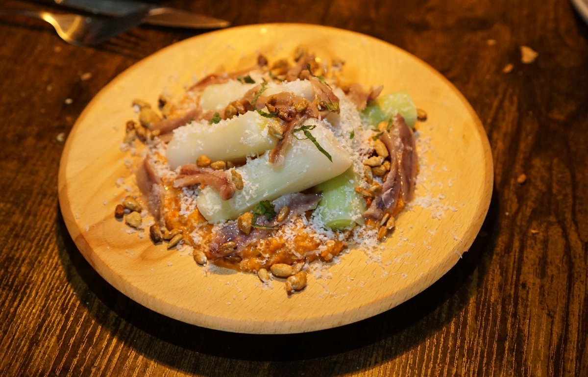 Tapeo 🔝 además de vinazos 🍷 en el Gota Bar: empachate.com/gota-different…