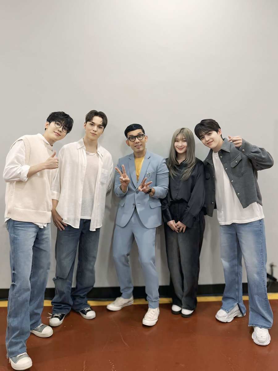 Pertama ketemu saat rehearsal: S.Coups humble banget sampe nyalamin duluan sambil senyum ramah gitu. Wonwoo super-chill dan selalu kasih perhatian penuh ke briefing yang diberikan. Vernon gemas! Gak ada musik pun asik ngedance tipis-tipis di tengah panggung. Haha.

Saat acara