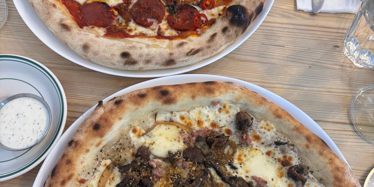 Head down to Pizzeria 42 for the perfect mid-week treat!

Located in Bohl's Yard, just a stone's throw away from our Penryn properties.

#pizza #cornwall