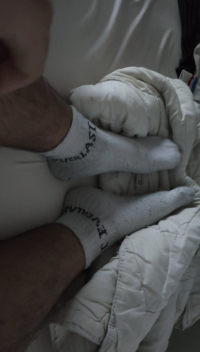 Meine socken stinken und sind echt dreckig welcher sklave kommt die sauber lecken #alpha #master #zahlsklave #paypig #schuhe #füße #socken #kontofick #findom