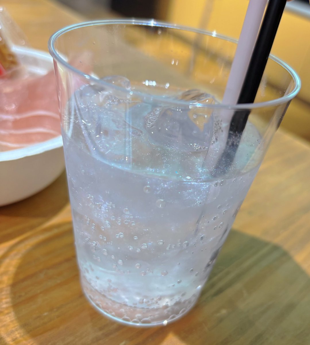 saya21_'s tweet photo. 「Project LIPS End Year-Party2024」楽しすぎた🥂✨LIPS BARでは自分の雰囲気に合わせたカクテルを作ってもらえたり美味しいおつまみもたくさん...キラッキラのパールが輝くオリジナルPLカクテルも可愛くて美味しかった🍸みんなのベスコス聞いて欲しいもの増えまくり!#ProjectLIPS #PL忘年会 #LIPS https://t.co/hVteNeBrJ8
