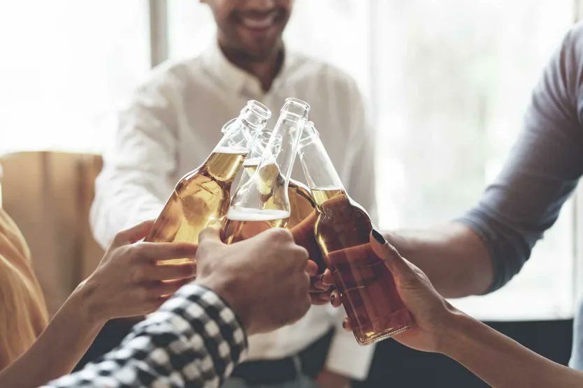 Schon ein Glas benebelt die Sinne: #Alkohol am Steuer gehört zu den grössten Sicherheitsrisiken im #Verkehr. Wer alkoholisiert fährt, gefährdet sich und andere. Damit dies nicht passiert:  Hier gehts zum Sicherheitstipp der #bfu: tinyurl.com/2yu9qbvw