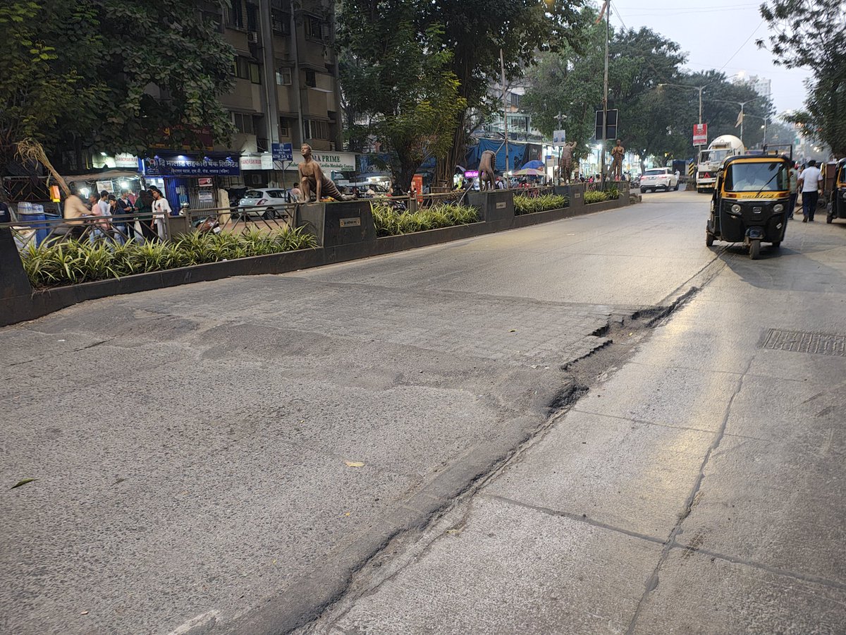 AlertCitizen5's tweet image. #Speedbreakers in Mumbai ! 
Two options take left &amp;amp; drive fast 
 or 
Drive right &amp;amp; slow down(markings missing)

Loc : Malad West ,SV. road, Near N.L. School.
@mybmcRoads @mybmcWardPN 
@MTPHereToHelp

#MNCDFcollective