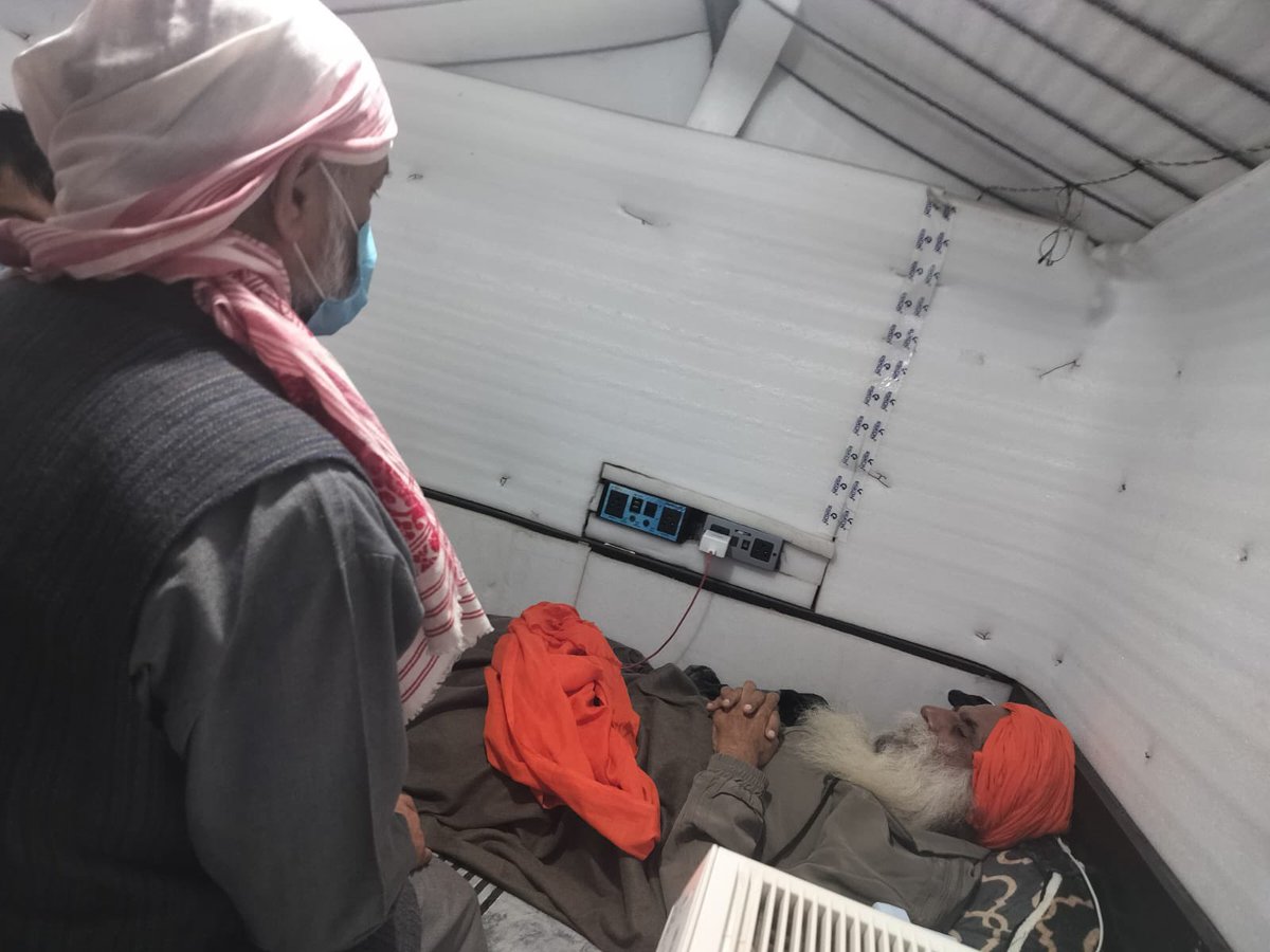 _YogendraYadav's tweet photo. ख़ानौरी बॉर्डर के किसान मोर्चे पर किसान नेता जगजीत सिंह डल्लेवाल जी के आमरण अनशन का आज 23वां दिन था। आज सुबह जय किसान आंदोलन के साथियों के साथ उनसे मुलाक़ात की। उनका शरीर कमजोर हुआ है लेकिन हौसला और मज़बूत हुआ है। 

किसान आंदोलन एक बार फिर उभार पर है लेकिन सरकार की बेरुखी बरकरार है। इतने लंबे आमरण अनशन के बाद भी अबतक केंद्र सरकार का कोई भी प्रतिनिधि उनसे बात करने भी नहीं पहुंचा। मांगें वही हैं जो दिल्ली मोर्चा के समय अधूरी बची थीं- एम.एस.पी. यानी न्यूनतम समर्थन मूल्य की कानूनी गारंटी, किसानों की कर्ज मुक्ति और मोर्चा उठाते वक्त केंद्र सरकार द्वारा किए वादों को पूरा करना। 

आंदोलनकारी जानते हैं कि दिल्ली सरकार ऊंचा सुनती है। लगता है इस सरकार को अपनी मांग सुनाने के लिए किसानों के सभी संगठनों को  एकजुट होकर दोबारा सड़क पर उतरने का समय आ गया है।
#FarmersProtest #MSP