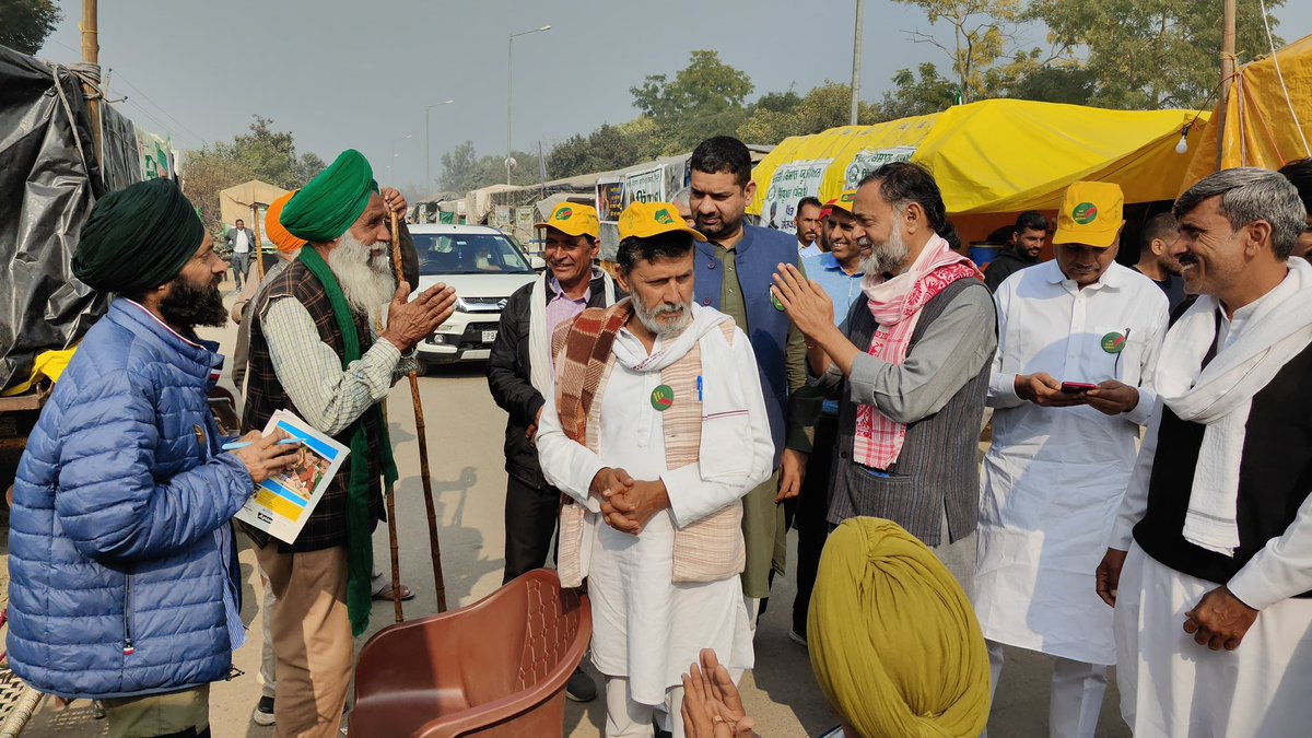 _YogendraYadav's tweet photo. ख़ानौरी बॉर्डर के किसान मोर्चे पर किसान नेता जगजीत सिंह डल्लेवाल जी के आमरण अनशन का आज 23वां दिन था। आज सुबह जय किसान आंदोलन के साथियों के साथ उनसे मुलाक़ात की। उनका शरीर कमजोर हुआ है लेकिन हौसला और मज़बूत हुआ है। 

किसान आंदोलन एक बार फिर उभार पर है लेकिन सरकार की बेरुखी बरकरार है। इतने लंबे आमरण अनशन के बाद भी अबतक केंद्र सरकार का कोई भी प्रतिनिधि उनसे बात करने भी नहीं पहुंचा। मांगें वही हैं जो दिल्ली मोर्चा के समय अधूरी बची थीं- एम.एस.पी. यानी न्यूनतम समर्थन मूल्य की कानूनी गारंटी, किसानों की कर्ज मुक्ति और मोर्चा उठाते वक्त केंद्र सरकार द्वारा किए वादों को पूरा करना। 

आंदोलनकारी जानते हैं कि दिल्ली सरकार ऊंचा सुनती है। लगता है इस सरकार को अपनी मांग सुनाने के लिए किसानों के सभी संगठनों को  एकजुट होकर दोबारा सड़क पर उतरने का समय आ गया है।
#FarmersProtest #MSP