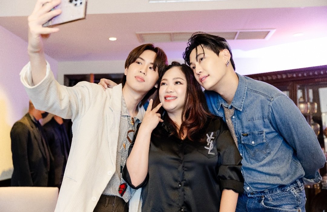 YinWarYarWin's tweet image. เนยไม่เคยจับมือถือตัวเองถ่ายเซลฟี่กับคนอื่นได้เลยเพราะมันใหญ่ บอกเปรมว่ามันใหญ่นะ เปรมบอกไม่เป็นไรครับสบายมาก ลืมไปมือผู้หญิง มือผู้ชายคนละไซส์ 55555