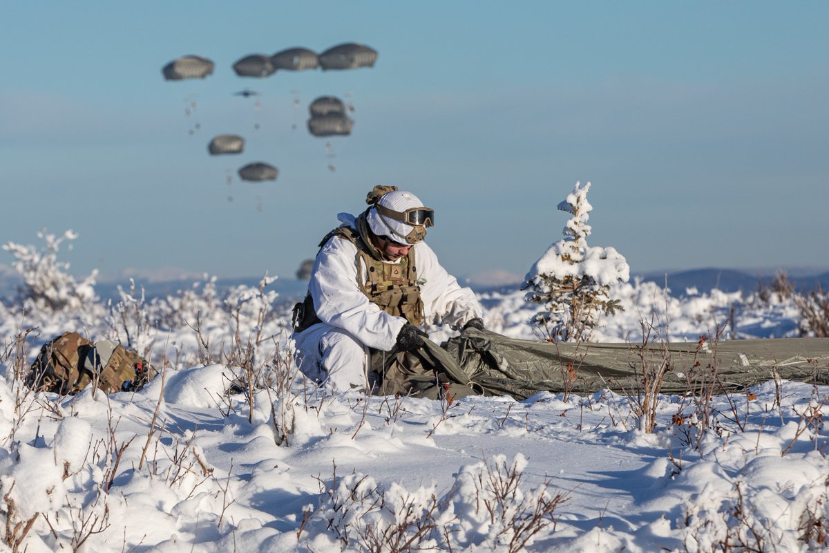 #USArmy's #YearInPhotos:
Not the snowfall you were expecting? 🪂

<a href="/11thAirborneDiv/">11th Airborne</a> Soldiers train in the Arctic as part of Joint Pacific Multinational Readiness Center 24-02 in Alaska, Feb 8.

📸 by Spc. Wyatt Moore

See more top shots in 2024 at spr.ly/6019Qy8sX