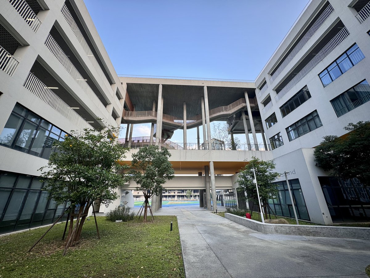 Today I addressed +500 students at the High School of the Huizhen Academy of Ningbo. The public school was named the most sustainable building and definitely deserved it. This open space design created such an open mind amongst students and teachers. 

newatlas.com/architecture/2…