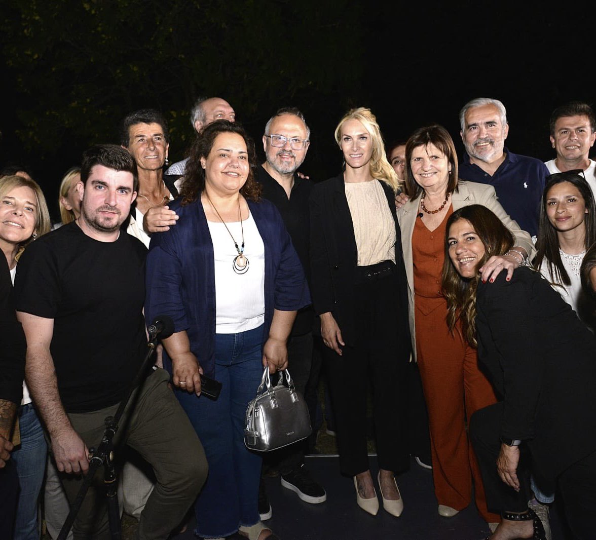 AndyGenna's tweet photo. Anoche cerramos el año con @PatoBullrich y todo el equipo de la provincia de Buenos Aires en Capitán Sarmiento. 

Nos une la convicción de llevar adelante un cambio profundo de la mano del presidente @JMilei para con una Argentina libre poder liberar proximamente la provincia. ⛓️‍💥

Gracias @FAstorino por recibirnos y feliz fin de año para todos los que formamos parte de este gran equipo. 🥂

#ProLibertad 🦁🦆🇦🇷