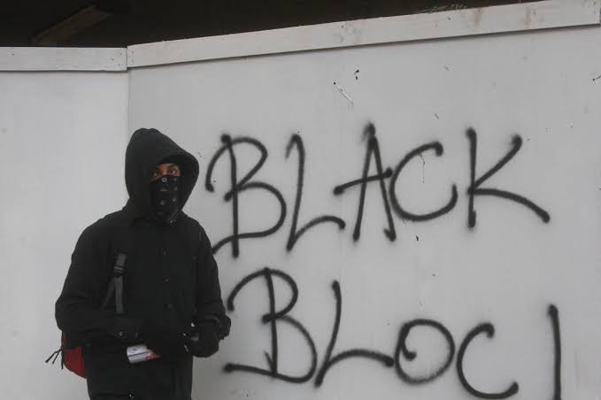 pedroaugusto100's tweet photo. De onde surgiram os Black Blocs? Quem eram?  Para onde foram?   Ninguém fala mais neles, mas o fato é que surgiram do nada, nunca foram pegos, sequer investigados, e sumiram feito fumaça, assim que botaram fogo no Brasil, tendo sido peça fundamental no golpe que impichou Dilma. https://t.co/AKKB3mVGMW
