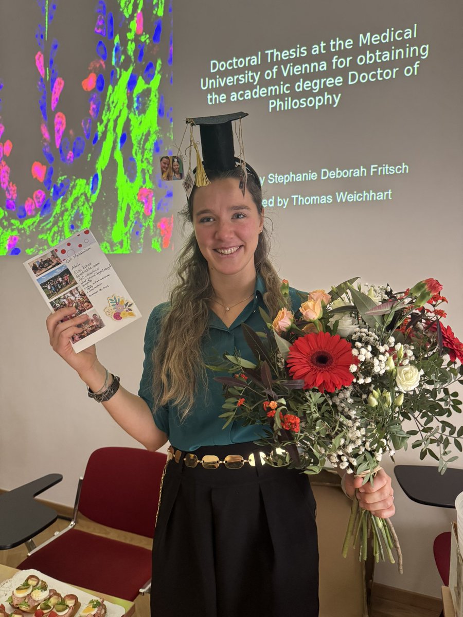 Stephanie Fritsch successfully defended her PhD thesis on macrophage function in the gut! Congratulations Dr. Fritsch!! 🎉🍾