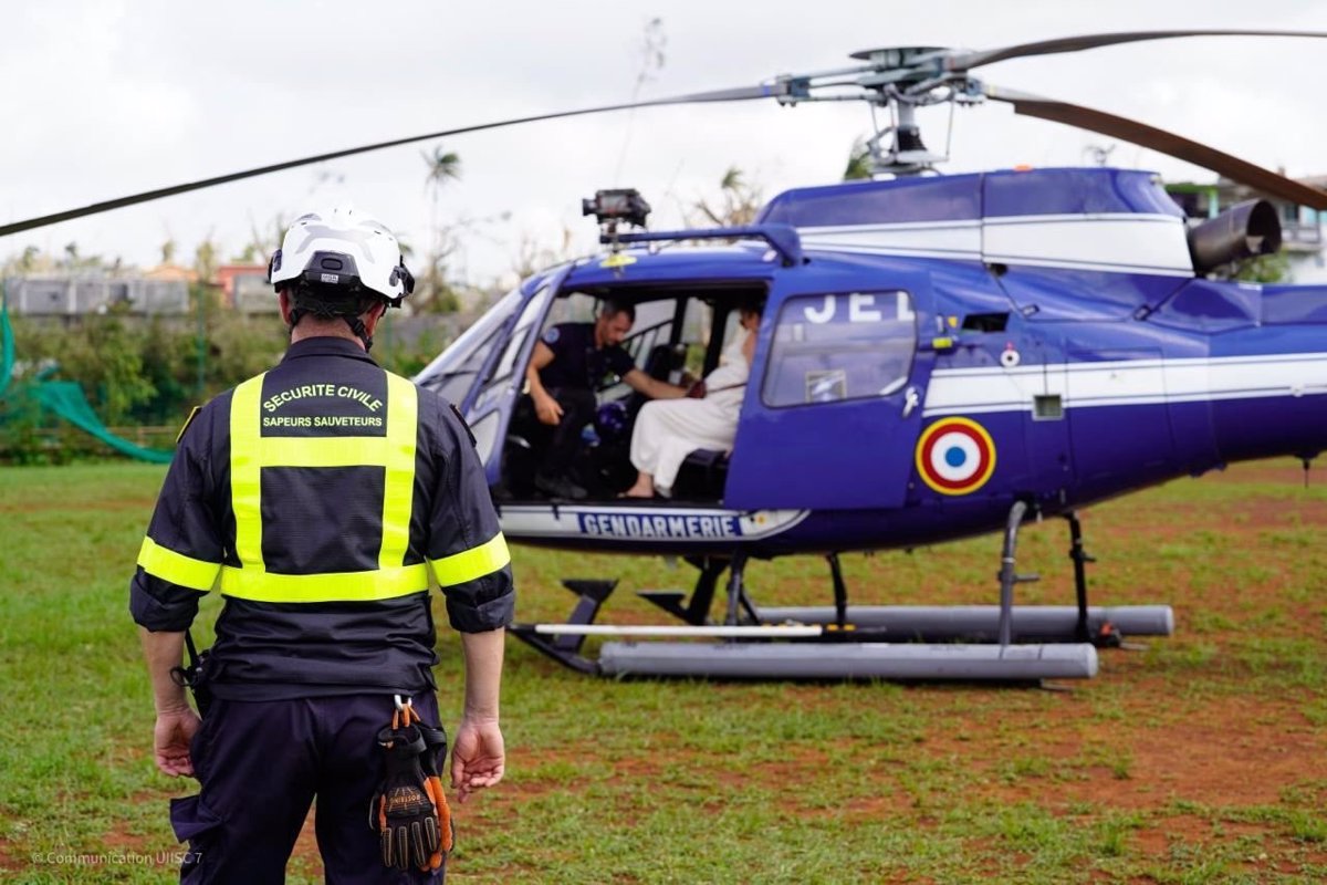 Cyclone à Mayotte : tout notre soutien aux habitants et familles des victimes de cette catastrophe. La SAG de Pamandzi travaille jour et nuit pour aider et sécuriser la population et les biens.
#FAGN #forcesaeriennesgendarmerie #gendarmerienationale